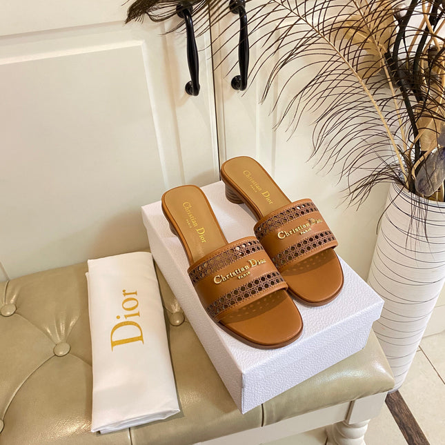 DWAY HEELED SLIDE IN BRONZE BROWN CALFSKIN WITH GOLD LOGO