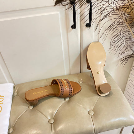 DWAY HEELED SLIDE IN BRONZE BROWN CALFSKIN WITH GOLD LOGO