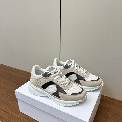 RUNNER CR-03 LOW LACE-UP PALE GRAY SUEDE AND BLACK CALFSKIN