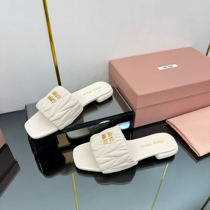 MATELASSÉ SLIDES IN OFF WHITE CALFSKIN