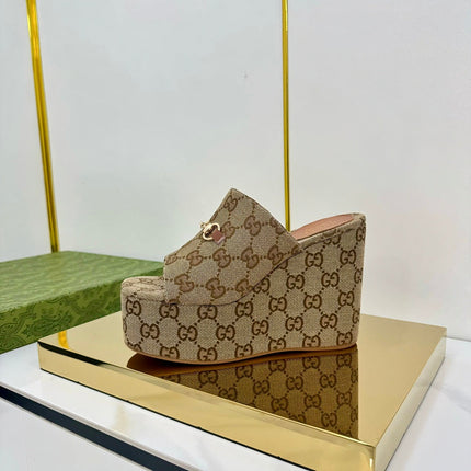 GG WEDGE SLIDES 110 IN DARK BEIGE FABRIC WITH GOLD HARDWARE