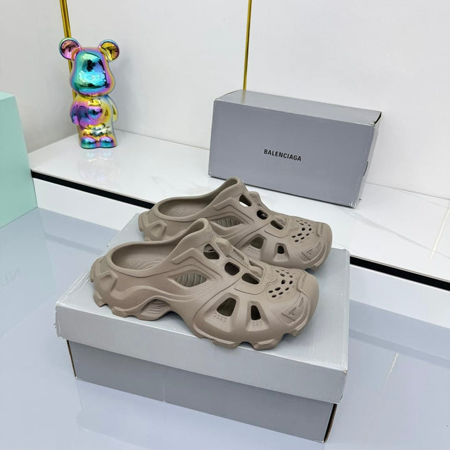 BALENCIAGA 25S POOL CROCS SLIDE IN TAUPE BROWN SYNTHETIC RUBBER