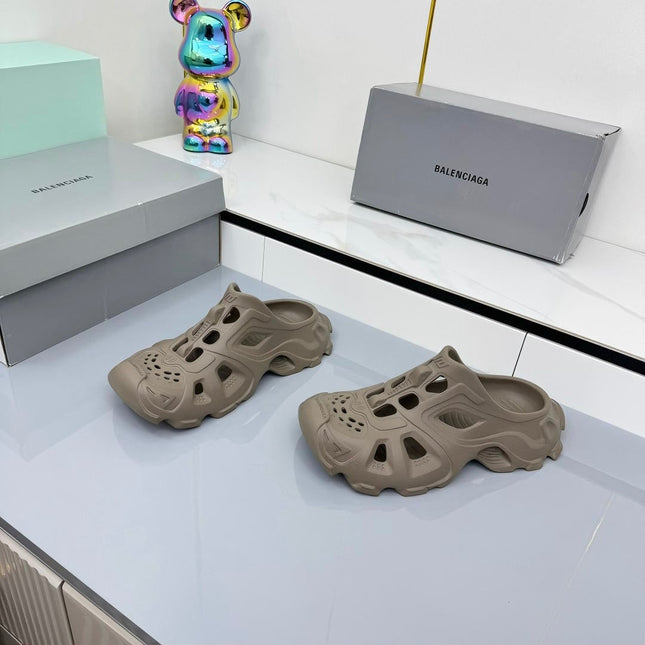 BALENCIAGA 25S POOL CROCS SLIDE IN TAUPE BROWN SYNTHETIC RUBBER