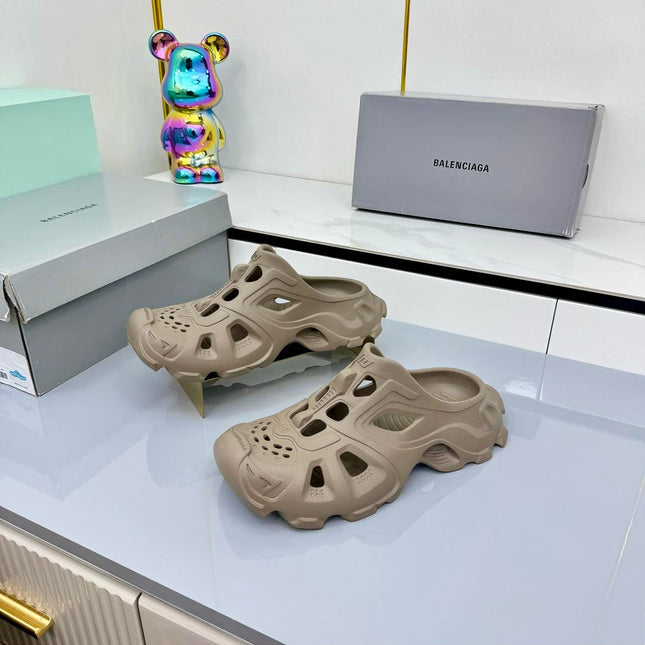 BALENCIAGA 25S POOL CROCS SLIDE IN TAUPE BROWN SYNTHETIC RUBBER