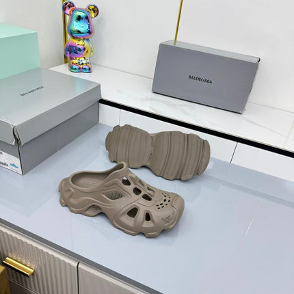 BALENCIAGA 25S POOL CROCS SLIDE IN TAUPE BROWN SYNTHETIC RUBBER