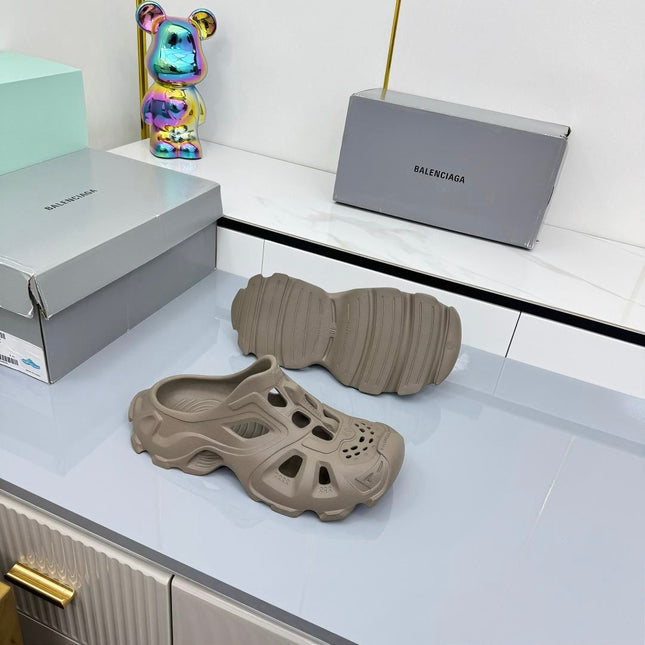 BALENCIAGA 25S POOL CROCS SLIDE IN TAUPE BROWN SYNTHETIC RUBBER