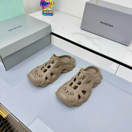 BALENCIAGA 25S POOL CROCS SLIDE IN TAUPE BROWN SYNTHETIC RUBBER