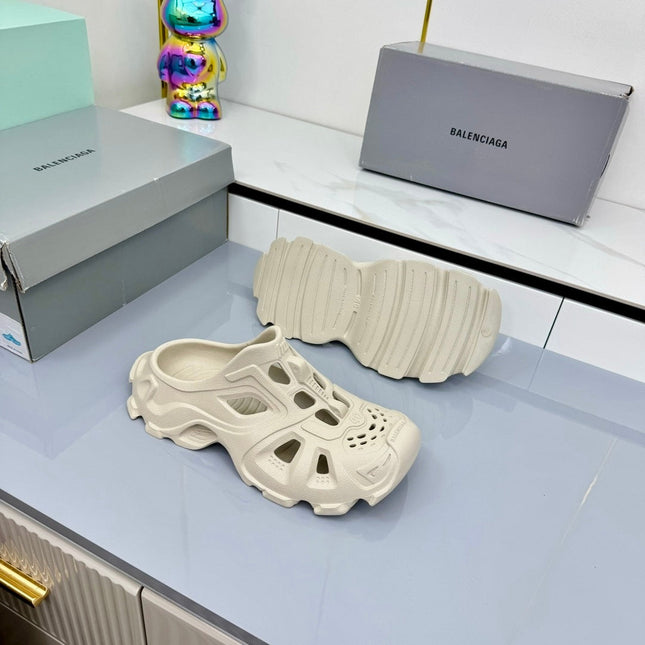 BALENCIAGA 25S POOL CROCS SLIDE IN LIGHT BEIGE SYNTHETIC RUBBER