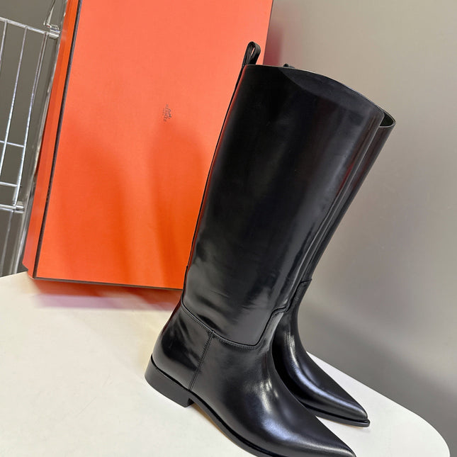 HM 25S POINTED-TOE KNEE-HIGH BOOTS IN BLACK GLOSSY LAMBSKIN