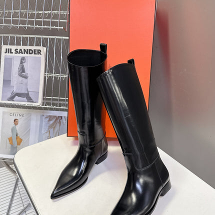 HM 25S POINTED-TOE KNEE-HIGH BOOTS IN BLACK GLOSSY LAMBSKIN