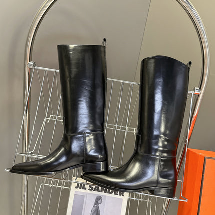 HM 25S POINTED-TOE KNEE-HIGH BOOTS IN BLACK GLOSSY LAMBSKIN