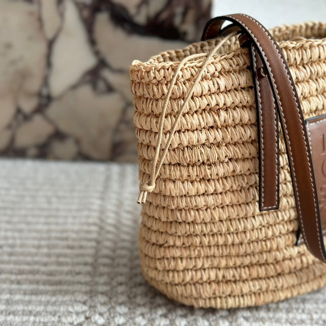 LOE 27 SUMMER WOVEN BASKET IN NATURAL RAFFIA