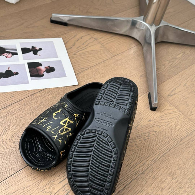 POOL GRAFFITI CROCS SLIDE SANDALS IN BLACK AND YELLOW RUBBER
