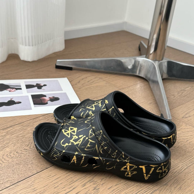 POOL GRAFFITI CROCS SLIDE SANDALS IN BLACK AND YELLOW RUBBER