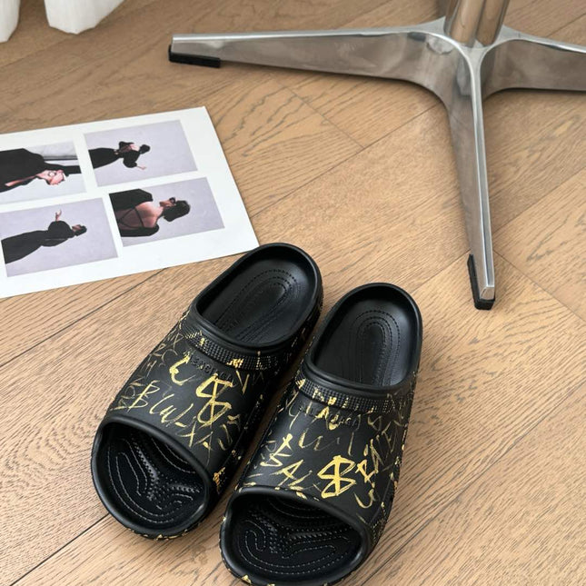 POOL GRAFFITI CROCS SLIDE SANDALS IN BLACK AND YELLOW RUBBER