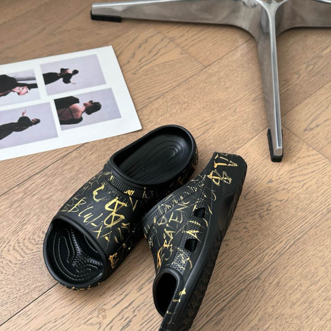 POOL GRAFFITI CROCS SLIDE SANDALS IN BLACK AND YELLOW RUBBER