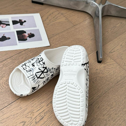 POOL GRAFFITI CROCS SLIDE SANDALS IN WHITE AND BLACK RUBBER