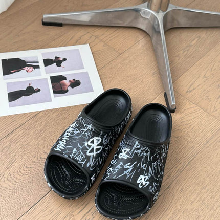 POOL GRAFFITI CROCS SLIDE SANDALS IN BLACK AND WHITE RUBBER