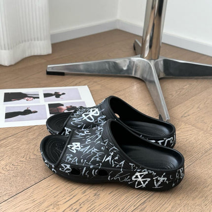 POOL GRAFFITI CROCS SLIDE SANDALS IN BLACK AND WHITE RUBBER