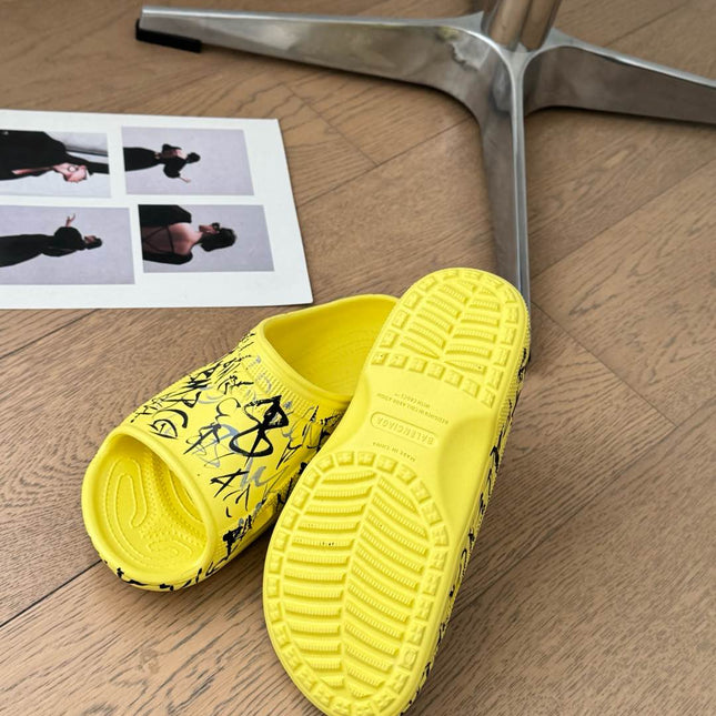 POOL GRAFFITI CROCS SLIDE SANDALS IN YELLOW AND BLACK RUBBER