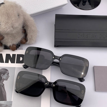 MONTAIGNE SUNGLASS CD5771 IN BLACK ACETATE