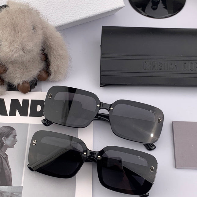 MONTAIGNE SUNGLASS CD5771 IN BLACK ACETATE