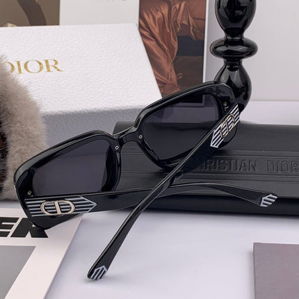 MONTAIGNE SUNGLASS CD5771 IN BLACK ACETATE