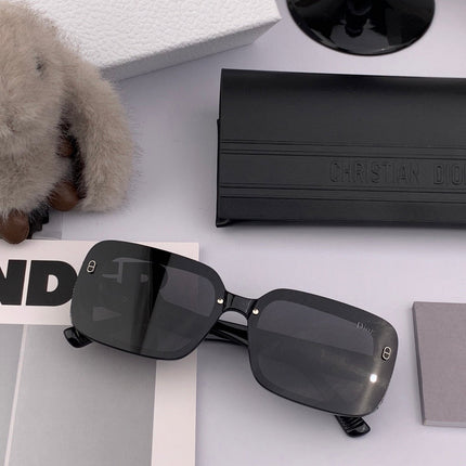 MONTAIGNE SUNGLASS CD5771 IN BLACK ACETATE