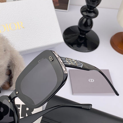 MONTAIGNE SUNGLASS CD5771 IN BLACK ACETATE