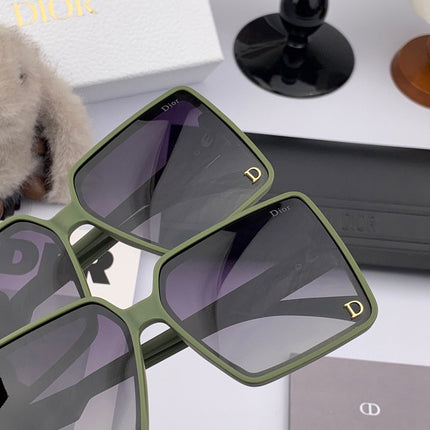 MONTAIGNE SUNGLASS CD1595 IN GREEN ACETATE