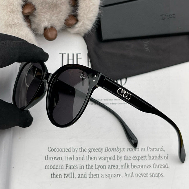 MONTAIGNE SUNGLASS CD5106 IN BLACK ACETATE