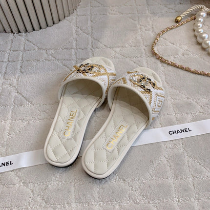FLAT SANDALS LOGO STONE AND CHAIN IN WHITE LAMBSKIN WITH RAFFIA