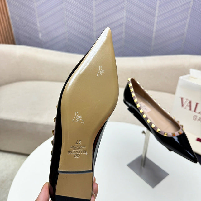 ROCKSTUD FLAT PUMP IN BLACK CALFSKIN