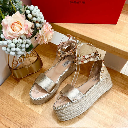 ROCKSTUD FLATFORM SANDAL IN LIGHT GOLD CALFSKIN