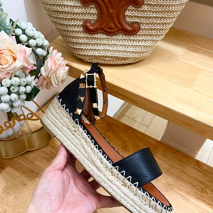 ROCKSTUD FLATFORM SANDAL IN BLACK CALFSKIN