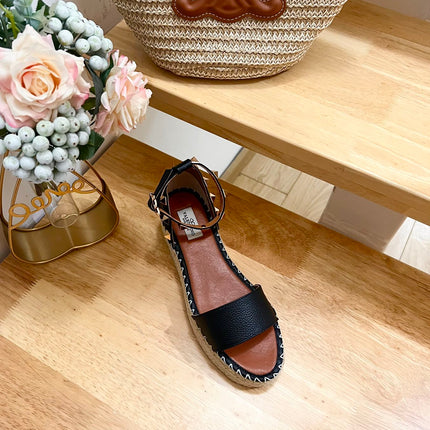 ROCKSTUD FLATFORM SANDAL IN BLACK CALFSKIN