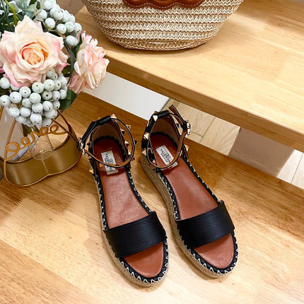 ROCKSTUD FLATFORM SANDAL IN BLACK CALFSKIN