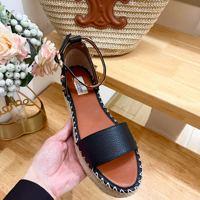 ROCKSTUD FLATFORM SANDAL IN BLACK CALFSKIN