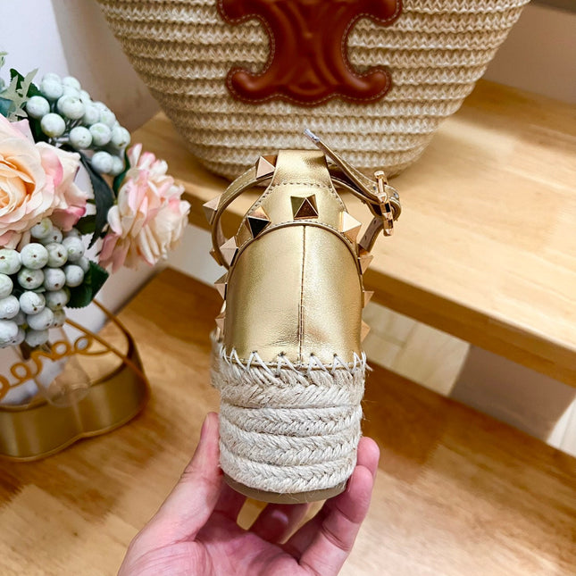 ROCKSTUD FLATFORM SANDAL IN GOLD CALFSKIN