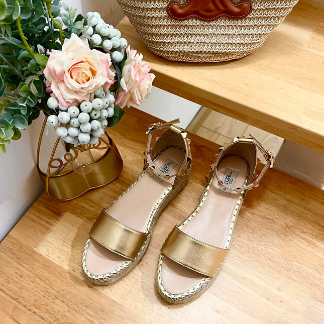 ROCKSTUD FLATFORM SANDAL IN GOLD CALFSKIN