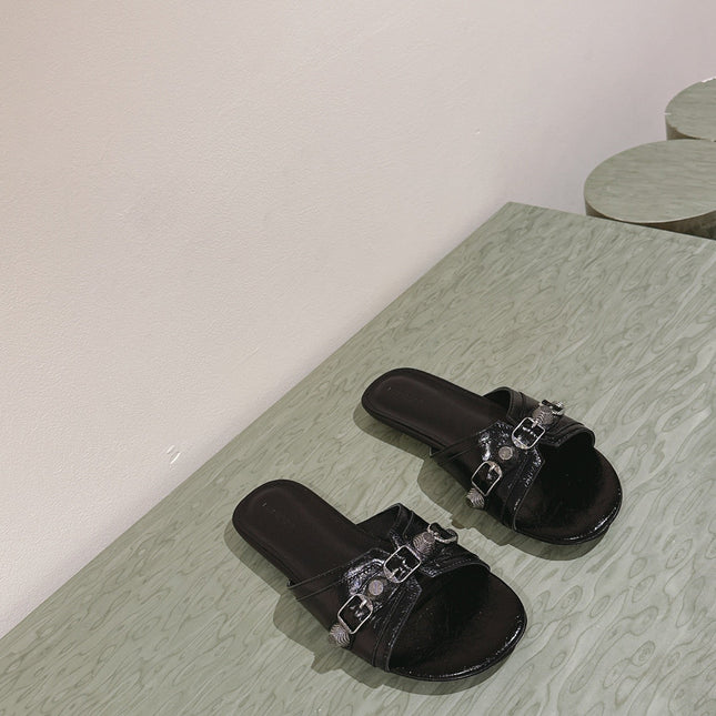 CAGOLE FLAT SANDALS IN BLACK WAX-OIL SHEEPSKIN