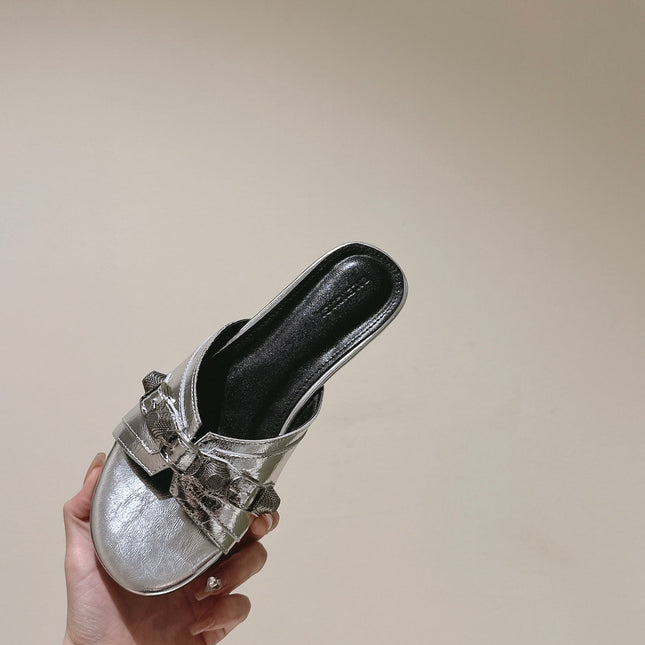 CAGOLE FLAT SANDALS IN SILVER WAX-OIL SHEEPSKIN