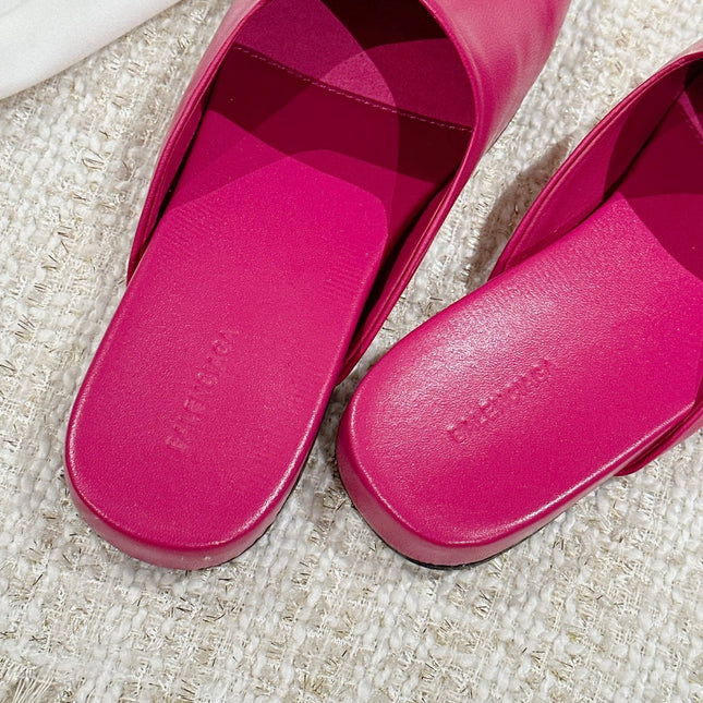 FLAT MULES IN DEEP PINK SMOOTH CALFSKIN GOLD BUCKLE