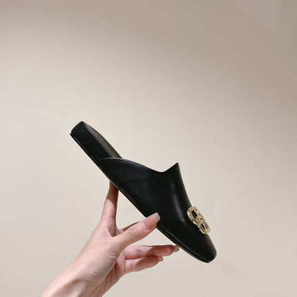 FLAT MULES IN BLACK SMOOTH CALFSKIN GOLD BUCKLE