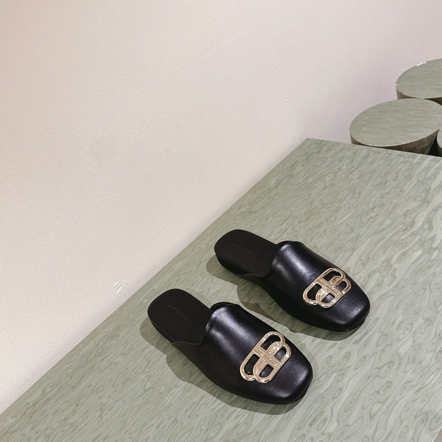 FLAT MULES IN BLACK SMOOTH CALFSKIN GOLD BUCKLE