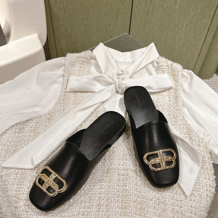 FLAT MULES IN BLACK SMOOTH CALFSKIN GOLD BUCKLE