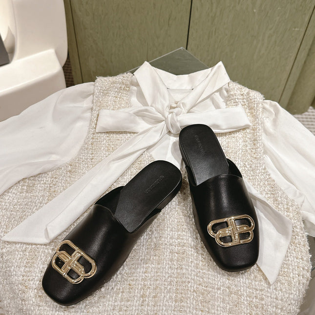 FLAT MULES IN BLACK SMOOTH CALFSKIN GOLD BUCKLE