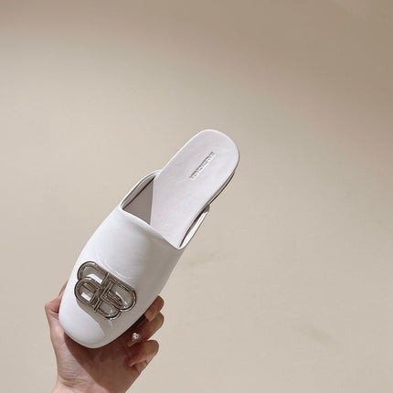 FLAT MULES IN WHITE SMOOTH CALFSKIN SILVER BUCKLE