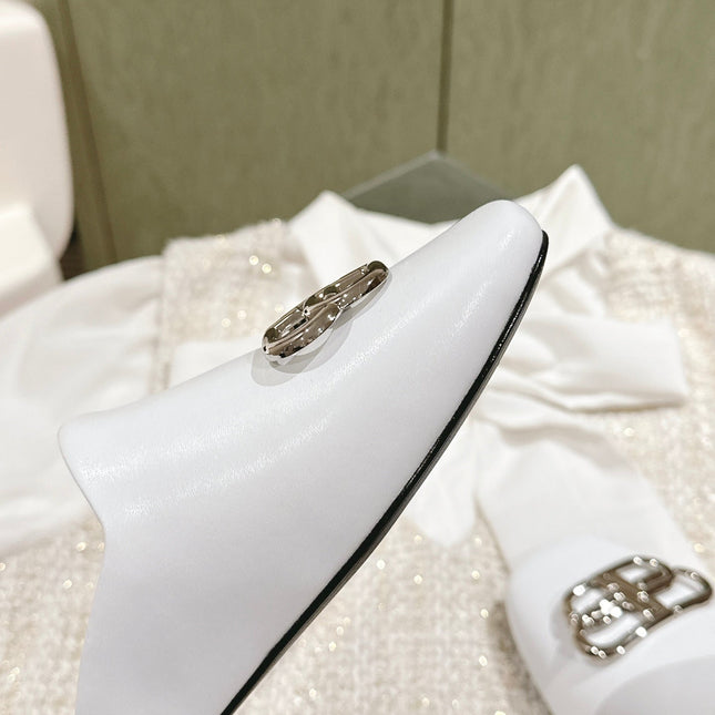 FLAT MULES IN WHITE SMOOTH CALFSKIN SILVER BUCKLE