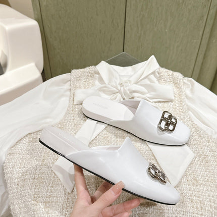 FLAT MULES IN WHITE SMOOTH CALFSKIN SILVER BUCKLE